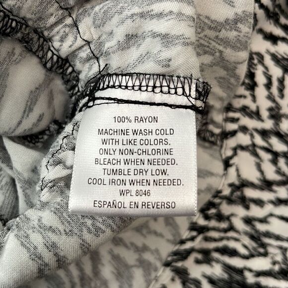 Thalia and Sodi rayon blouse.  Size Medium. 3/4 length sleeve that rolls up. - Picture 5 of 9